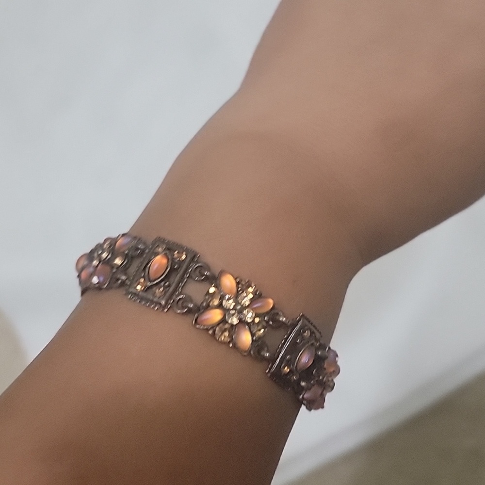 Fabulous Vintage yellow gold tone bracelet w/ rhinestones .